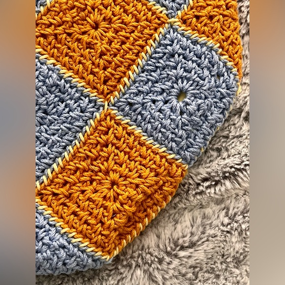 Handmade crochet patterned handbag - Picture 4 of 9